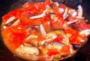 放入西红柿炒出汤汁再放入香菇炒匀