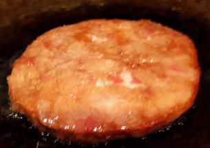 锅中放入牛排同样中火煎制我喜欢吃口感嫩一些但是最好大熟一些这样更健康