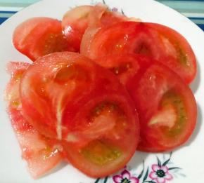 番茄洗净沥干水份切成薄片