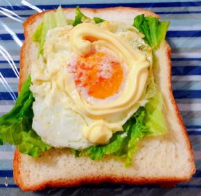 摆上一片吐司什么摆上生菜再放一个煎蛋淋上沙拉酱