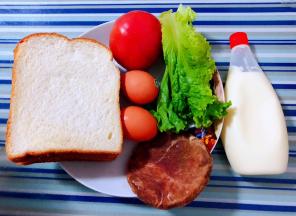 准备原材料吐司、牛排、鸡蛋、番茄、生菜、沙拉酱