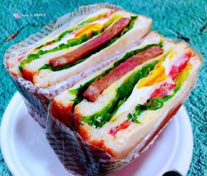 用刀具轻轻的在中间切开就大功告成了