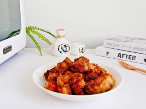 烤好的猪皮呈焦黄色，猪皮吃起来香脆可口。