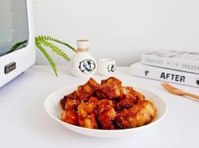 烤好的猪皮呈焦黄色，猪皮吃起来香脆可口。