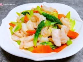 鲜美可口的芦笋炒虾仁装入盘中就大功告成了