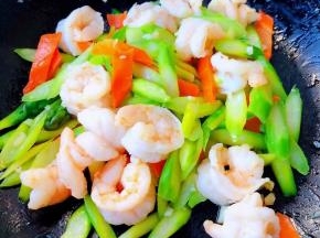 炒至芦笋虾仁完全入味即可出锅享用