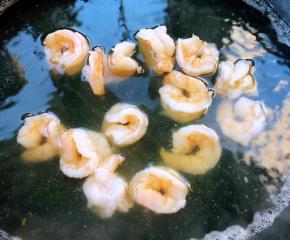 锅中烧开水放入虾仁同时倒入料酒焯水去腥断生