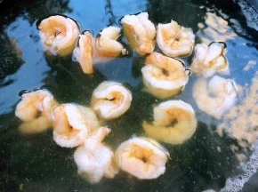 锅中烧开水放入虾仁同时倒入料酒焯水去腥断生