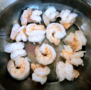 焯好水的虾仁立即放入冷水中过凉