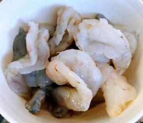 新鲜的虾仁开背去虾线洗净