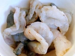 新鲜的虾仁开背去虾线洗净
