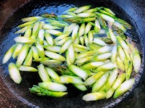 焯好水的芦笋立即放入冷水中过凉冲洗干净沥干水份备用