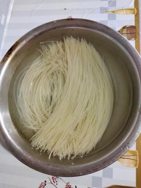 米粉提前放在温水中浸泡一个小时！
