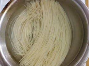 米粉提前放在温水中浸泡一个小时！
