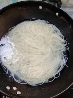 水开放入米粉，用筷子拨散，避免米粉粘连在一起！