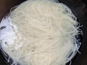 水开放入米粉，用筷子拨散，避免米粉粘连在一起！
