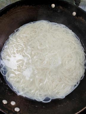 煮开后，转小火煮8分钟左右！煮到米粉能轻松扯断就可以了！