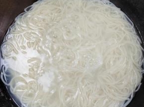 煮开后，转小火煮8分钟左右！煮到米粉能轻松扯断就可以了！