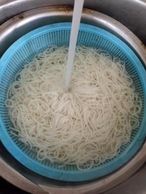 煮好的米粉，过一遍凉水，口感更劲道！