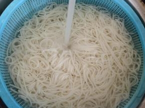 煮好的米粉，过一遍凉水，口感更劲道！