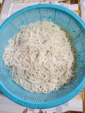 捞出沥干水分备用！