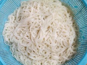 捞出沥干水分备用！