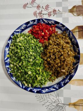 酸豇豆和蒜苔洗净切成小丁，小米辣去蒂切成小圈备用！