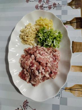 蒜瓣剁成蒜末，生姜削皮切成姜末，大葱切成葱花，瘦肉剁成肉末（瘦肉不要剁的太细腻，带一点颗粒状，更有嚼劲儿，吃起来更香）！