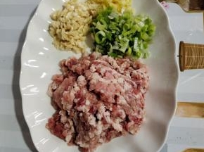 蒜瓣剁成蒜末，生姜削皮切成姜末，大葱切成葱花，瘦肉剁成肉末（瘦肉不要剁的太细腻，带一点颗粒状，更有嚼劲儿，吃起来更香）！