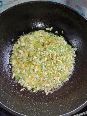 起锅烧油，放入葱姜蒜爆香！