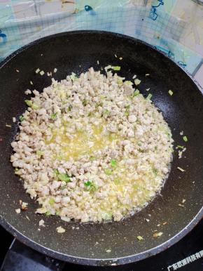 放入肉末煸炒至变色，微焦！