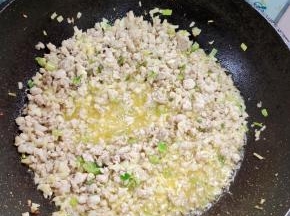 放入肉末煸炒至变色，微焦！