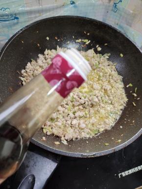 放入一勺老抽调色！