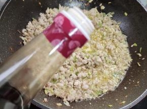 放入一勺老抽调色！