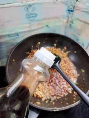 放入两大勺生抽调味儿！