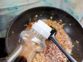 放入两大勺生抽调味儿！