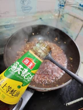 放入一大勺蚝油翻炒均匀！