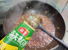 放入一大勺蚝油翻炒均匀！