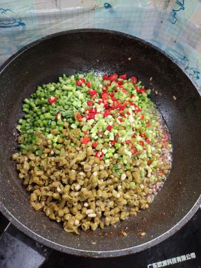 放入切好的配菜！（蒜苔丁，酸豇豆丁，小米辣圈儿！）