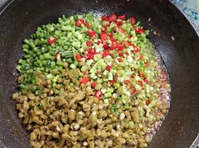 放入切好的配菜！（蒜苔丁，酸豇豆丁，小米辣圈儿！）