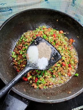 放入盐，糖，胡椒粉翻炒均匀！