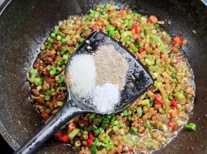 放入盐，糖，胡椒粉翻炒均匀！