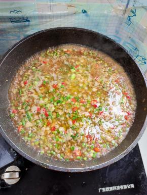 加入适量的水，烧开后再煮5分钟左右！