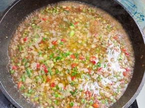 加入适量的水，烧开后再煮5分钟左右！