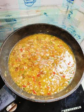 起锅前放入适量的鸡精翻炒均匀，卤就做好了！