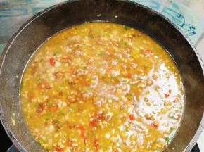 起锅前放入适量的鸡精翻炒均匀，卤就做好了！