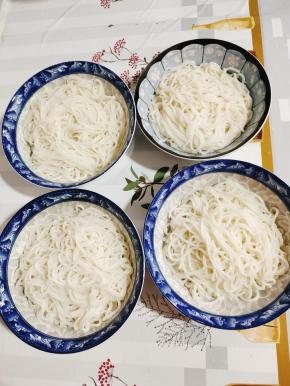 煮好的米粉，放入碗中！（我做的是四个人的量！）