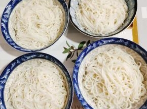 煮好的米粉，放入碗中！（我做的是四个人的量！）