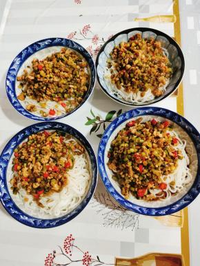 浇上熬好的卤！