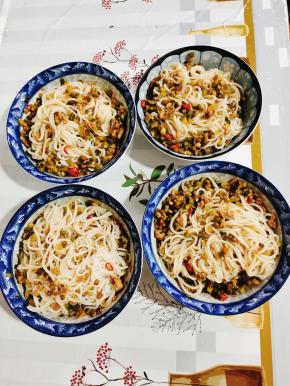 翻拌均匀即可嗦粉啦！